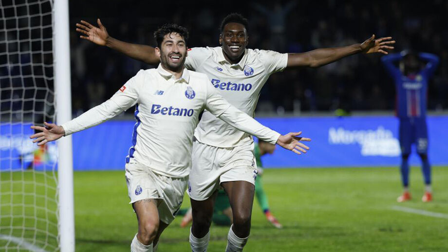 Alan Varela e Samu festejam um dos golos do FC Porto frente ao Alverca