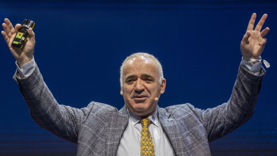 Kasparov condenado na Rússia por críticas à guerra na Ucrânia.
