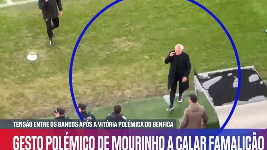 Treinador do Benfica fez gestos quando caminhava para o túnel de acesso aos balneários
