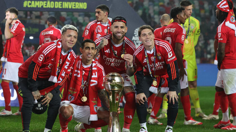 Os argentinos Prestianni, Di María, Otamendi e Rollheiser celebram o triunfo do Benfica na Taça da Liga.