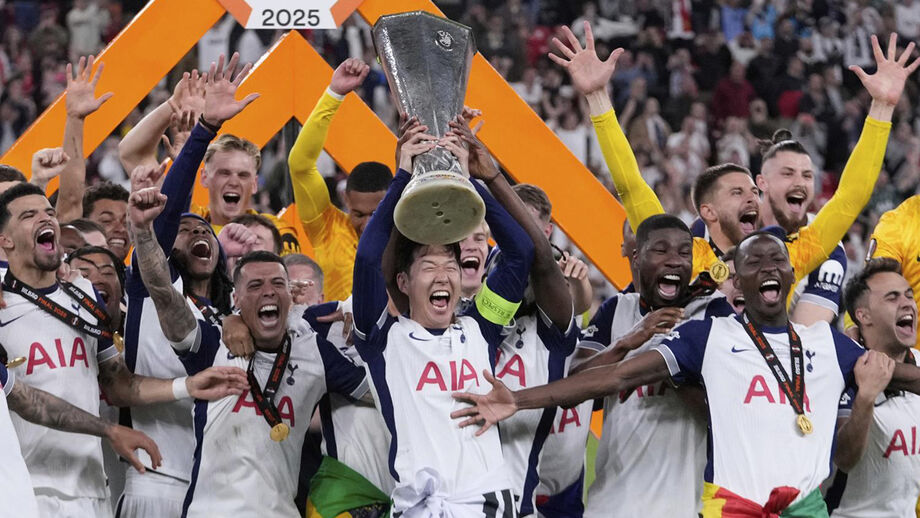Dia 21 - Son ergue o troféu da Liga Europa, conquistado pelo Tottenham diante do Manchester United.