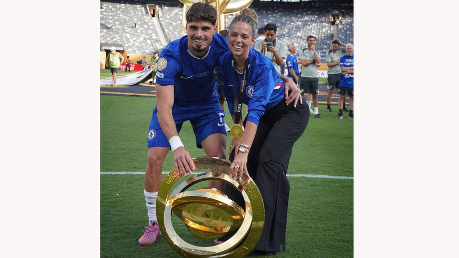 Dia 13 - Pedro Neto e Carolina Cunha e Silva posam junto ao troféu do Mundial de Clubes, prova conquistado pelo Chelsea.
