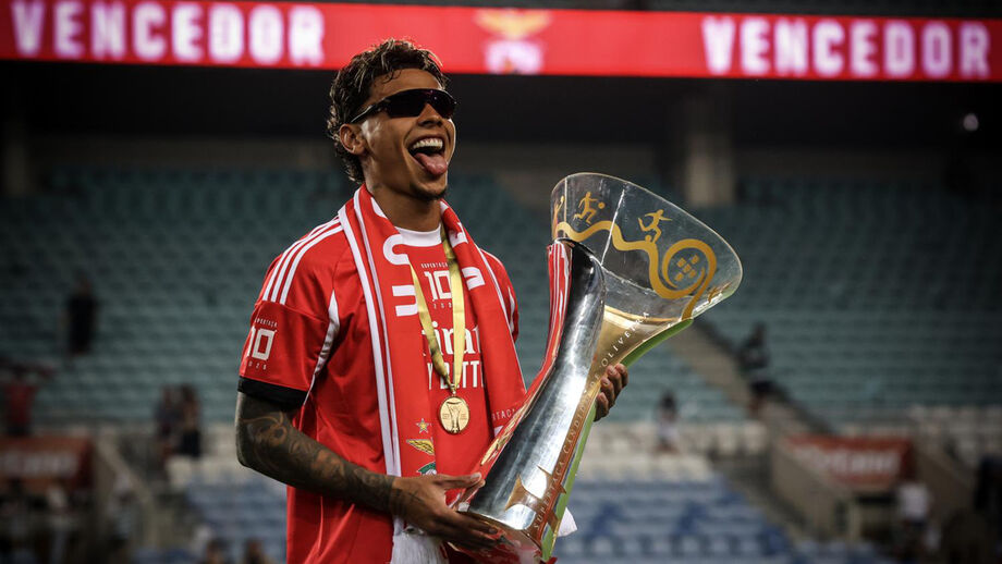 Dia 31 - Colombiano Richard Ríos mostra aos adeptos a Supertaça.