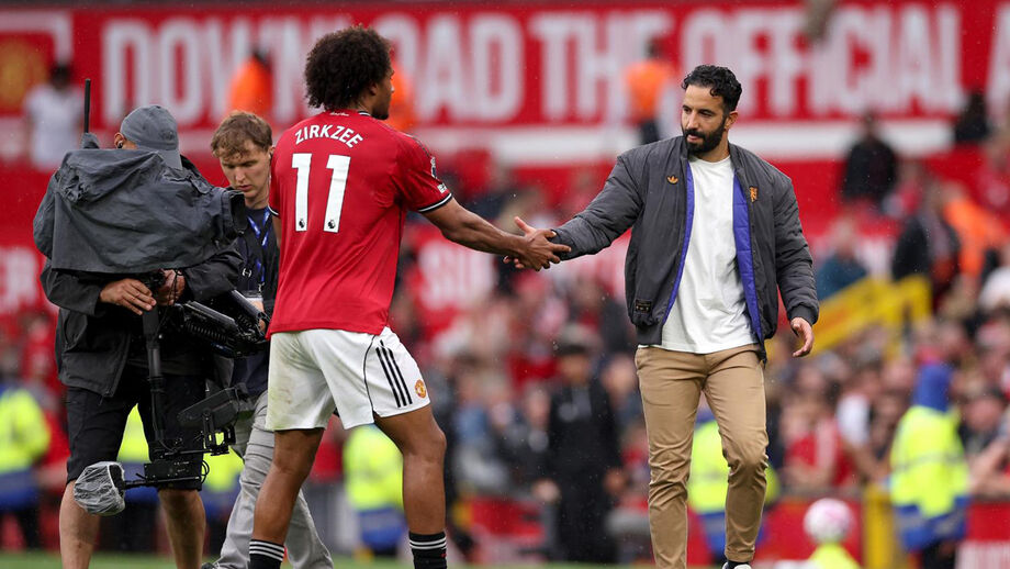 Dia 30 - Ruben Amorim cumprimenta o  holandês Zirkzee após o duelo do Man. United diante do Burnley.