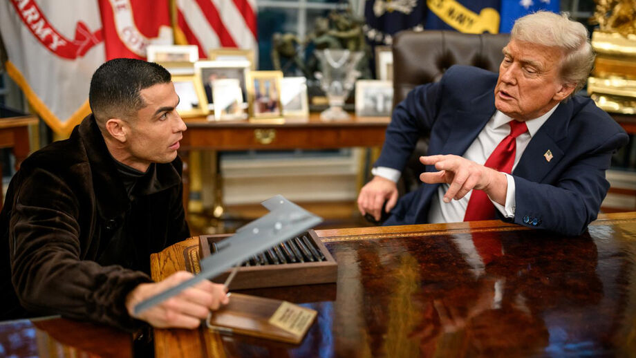 Dia 18 - Cristiano Ronaldo à conversa com Trump na Casa Branca. O português fez parte da comitiva saudita que visitou os EUA.