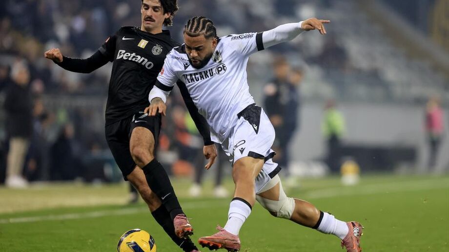 Trincão disputa a bola durante o jogo