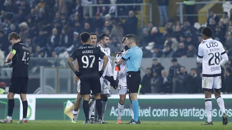 Nélson Oliveira expulso