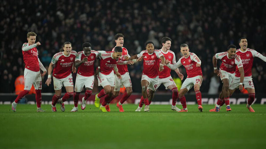 Jogadores do Arsenal festejam a passagem às meias-finais da Taça da Liga inglesa