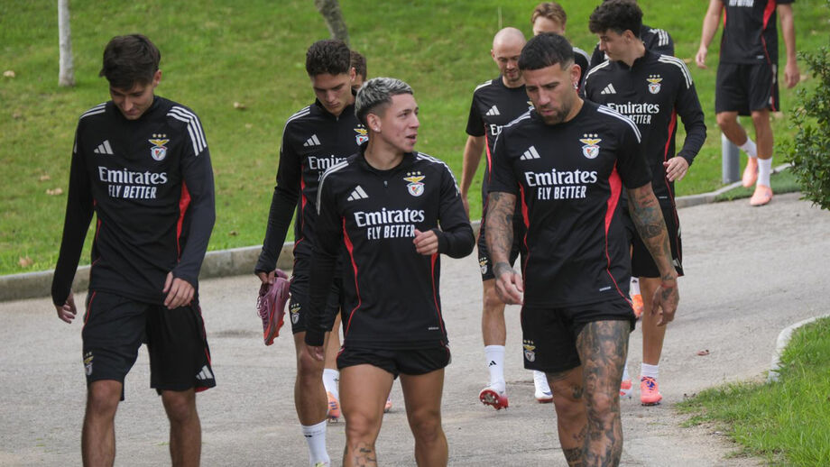 Prestianni e Otamendi à conversa no Benfica Campus