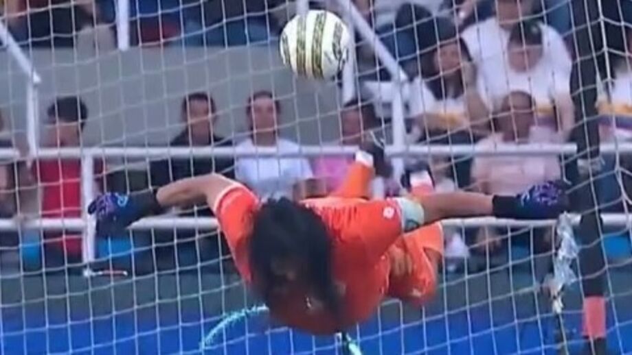 Mítico ex-guardião colombiano repetiu icónico lance num jogo de homenagem a Mario Yepes