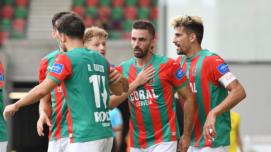 Carlos Daniel (ao centro) é um dos melhores marcadores da 2ª Liga