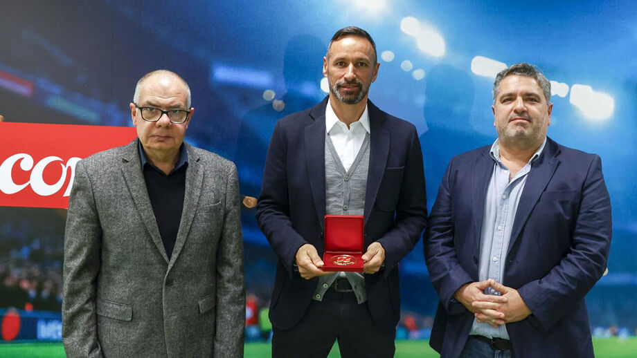 Luís Pedro Sousa (chefe de redação) e Bernardo Ribeiro (diretor de Record) entregam Record de Ouro a Bino Maçães