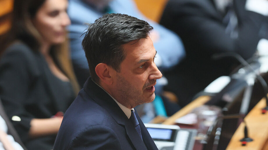 Rui Rocha critica Luís Montenegro com analogia futebolística.
