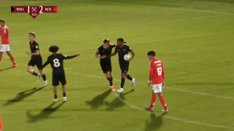 Alvo dos leões ajudou no empate a dois entre as duas equipas na Premier League International Cup em setembro do ano passado