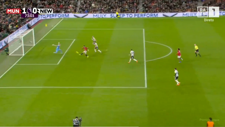 Dalot falha na cara do guarda-redes o golo que podia ter sentenciado o jogo com o Newcastle