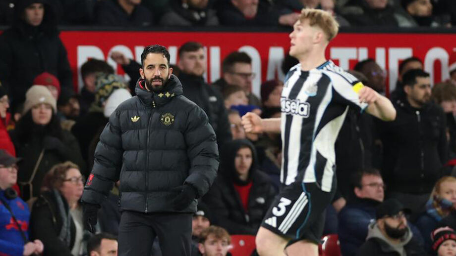Ruben Amorim reage no banco do Man. United durante o jogo com o Newcastle