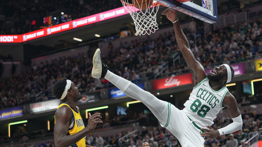 Neemias Queta em ação frente aos Indiana Pacers 