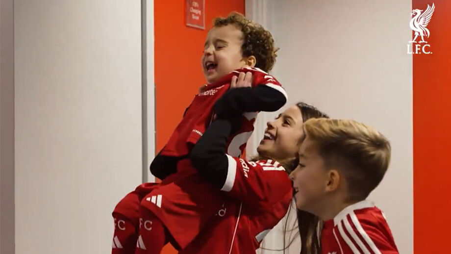 Filhos do malogrado craque entraram em campo com as equipas antes do jogo com o Wolverhampton