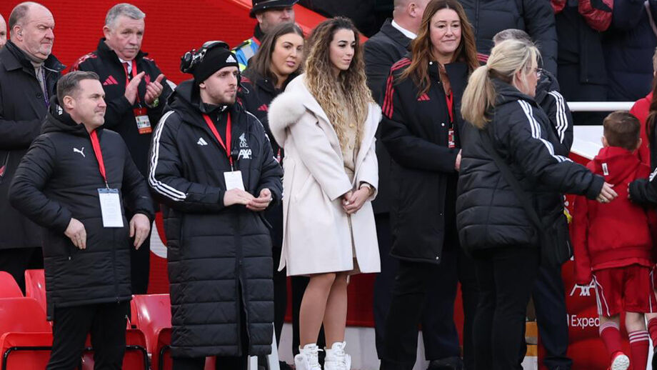 Rute Cardoso observa atentamente as homenagens a Diogo Jota em Anfield