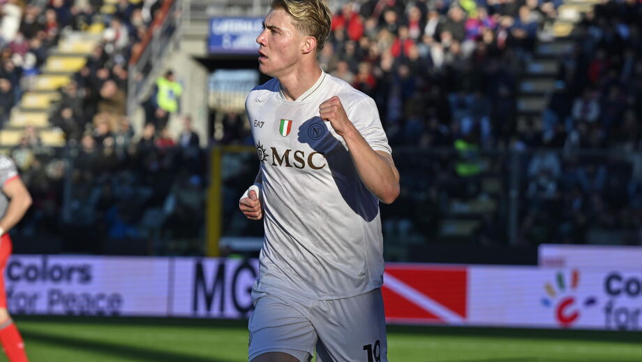 Rasmus Hojlund bisou frente à Cremonese