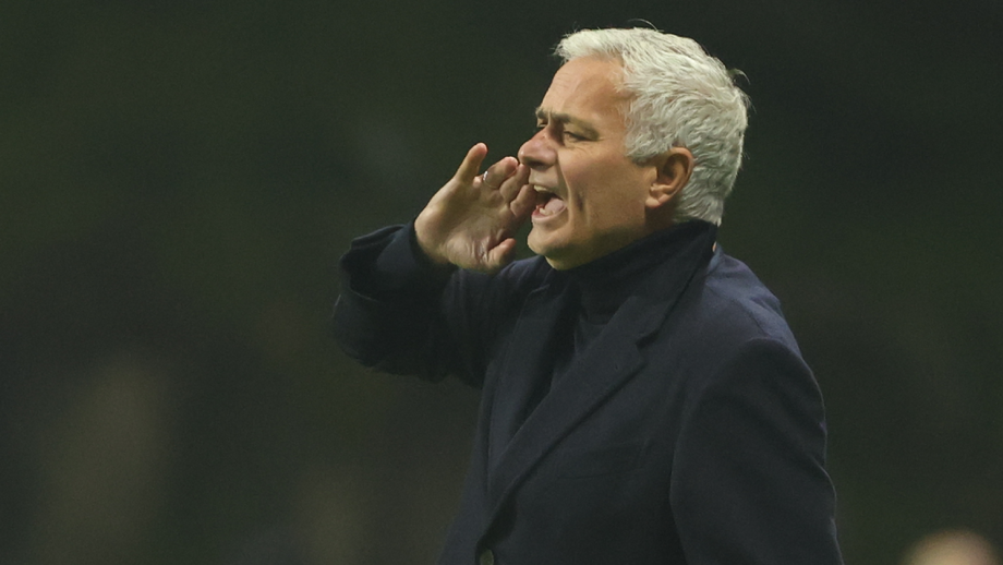 José Mourinho tenta comunicar com os jogadores durante o jogo em Braga