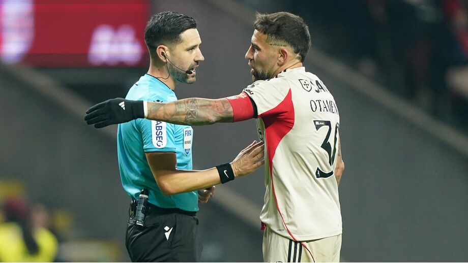 Otamendi com o árbitro João Gonçalves no Sp. Braga-Benfica