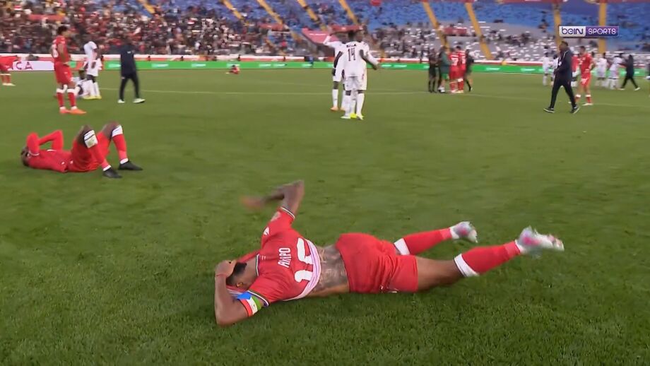 Lateral deitou-se no relvado depois do jogo com o Sudão e descarregou... tudo