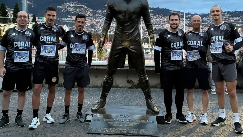 A equipa técnica do Nacional antes da prova, junto à estátua de CR7