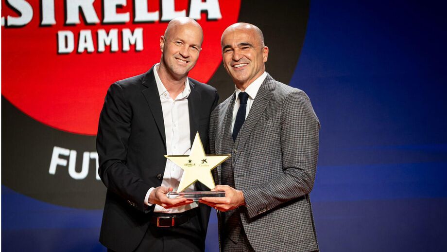 Roberto Martínez com o prémio entregue por Jordi Cruyff