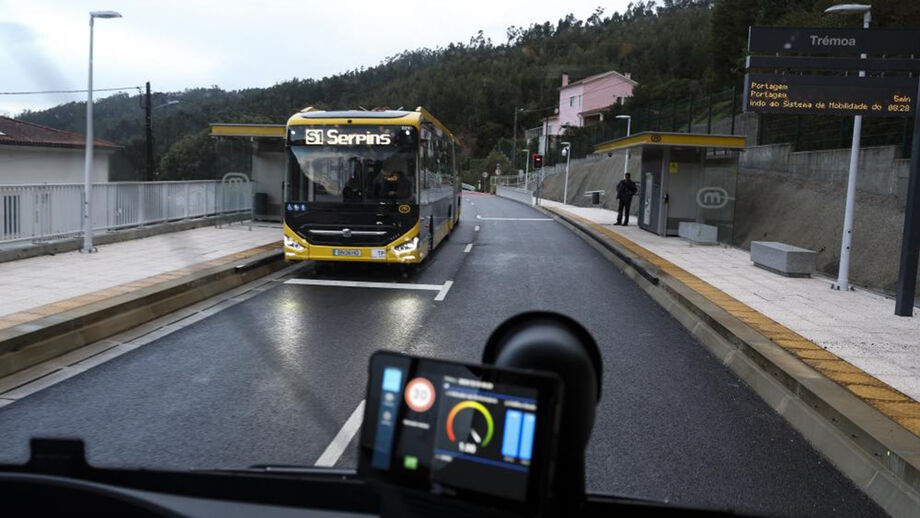 Autocarro S1 Serpins na estação de Trémoa, junto ao Metro Mondego