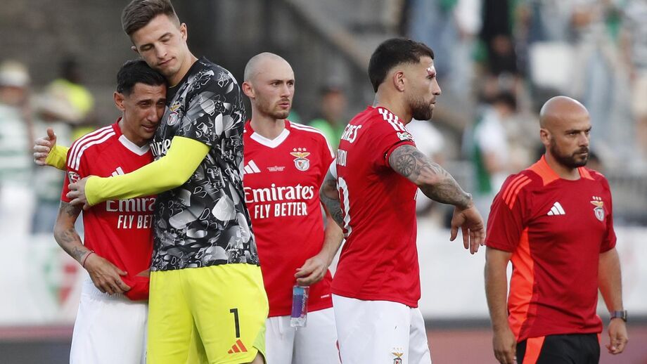 Di María, aqui abraçado por Trubin, foi dos jogadores mais inconformados com a derrota na final da Taça de Portugal