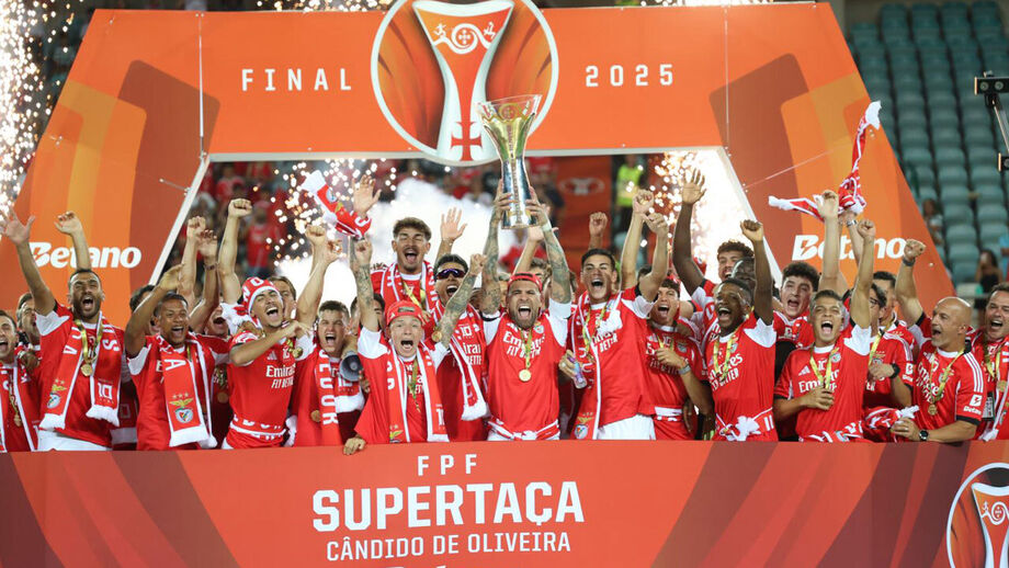 A época começou com um título frente ao rival