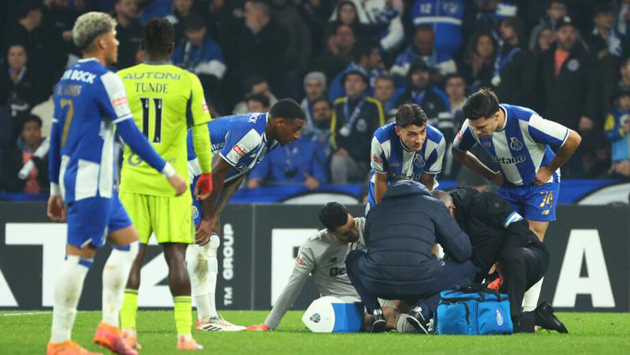 Diogo Costa saiu lesionado do jogo com o AVS
