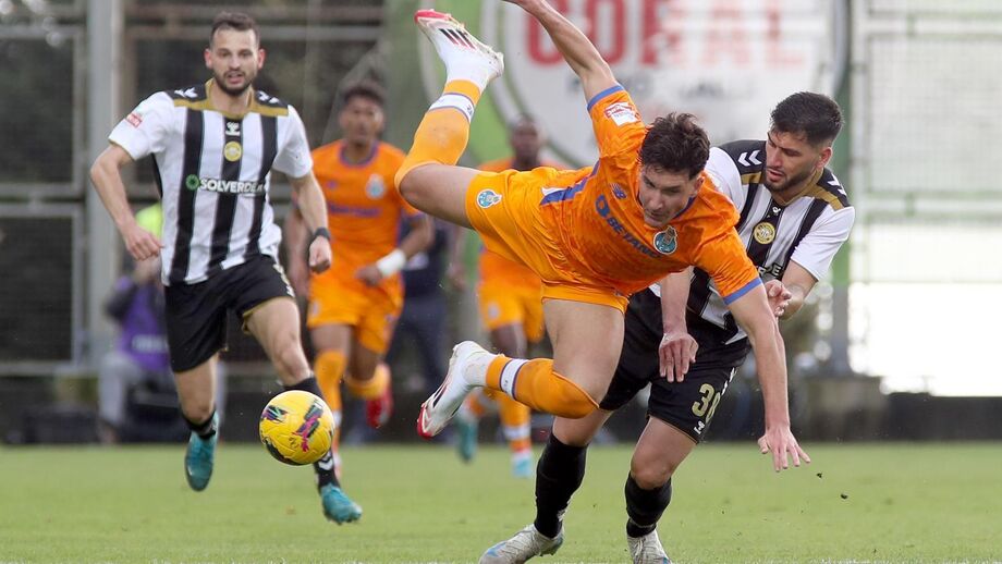 Assalto falhado à liderança isolada abriu porta à mudança no banco do FC Porto, com saída de Vítor Bruno