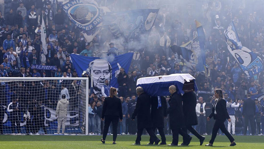 Pinto da Costa foi levado uma última vez ao relvado do Dragão
