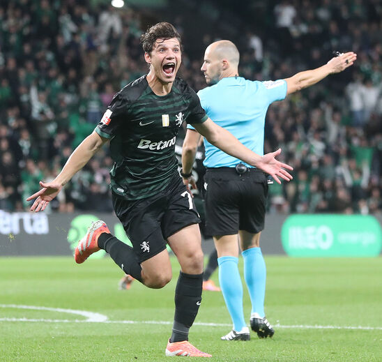 Eduardo Quaresma festeja golo marcado frente ao Estrela da Amadora