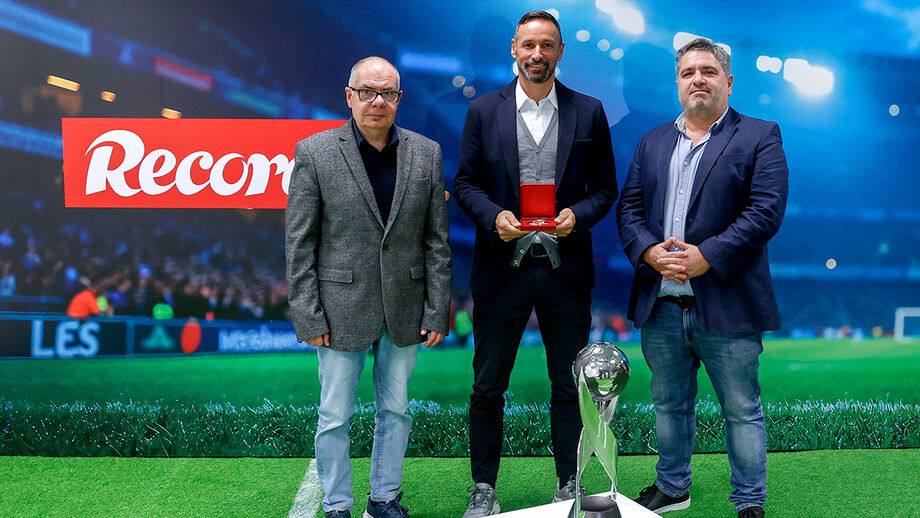 Bino Maçães visitou a nossa redação e recebeu o Record de Ouro