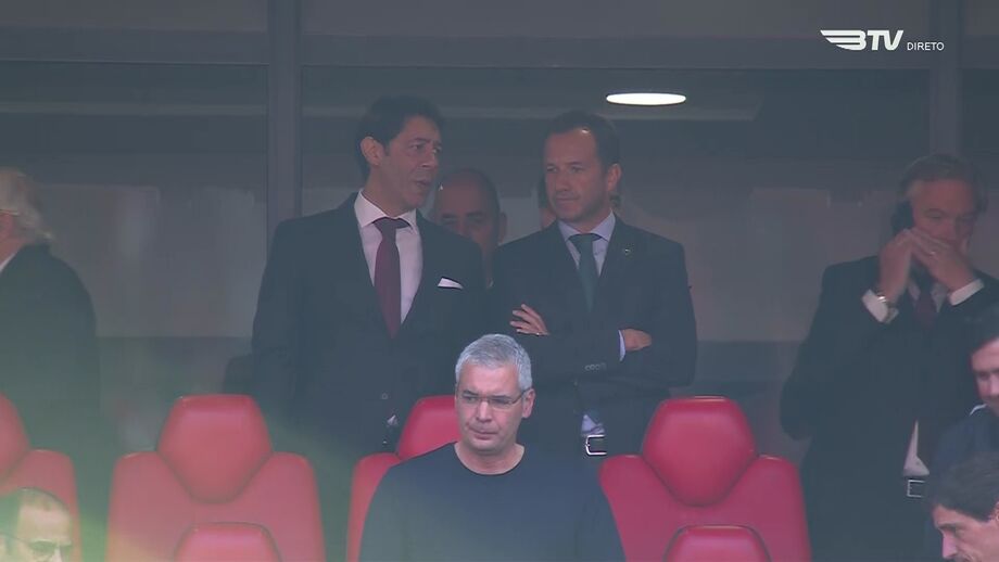 Rui Costa e Varandas no último dérbi da Luz: cordiais mas separados a assistir ao jogo