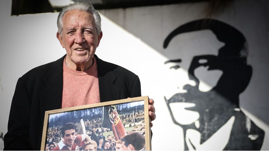 José Augusto mostra imagem em que é levado aos ombros e na qual está Jan Biermann