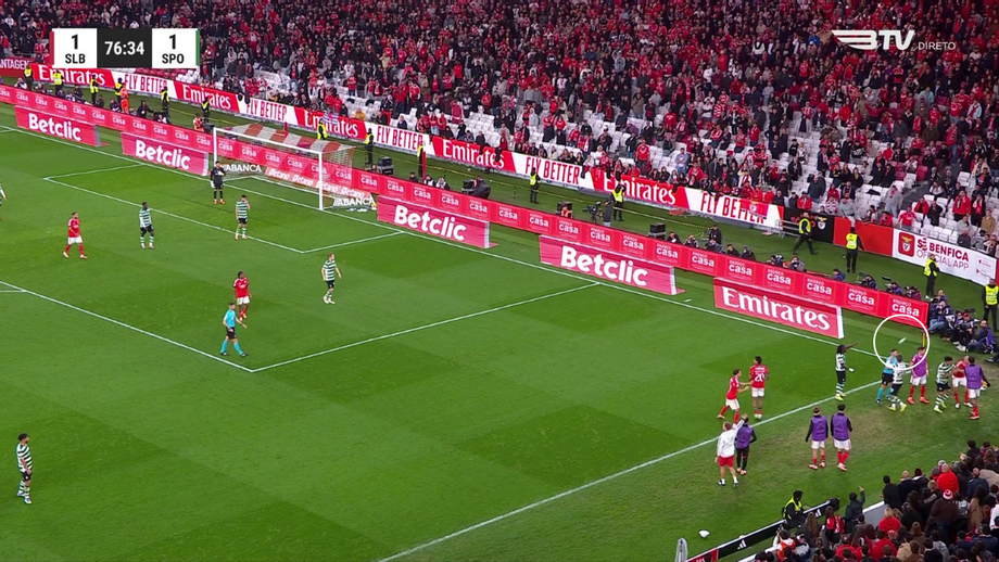 O momento em que uma garrafa foi arremessada na direção de Maxi Araújo