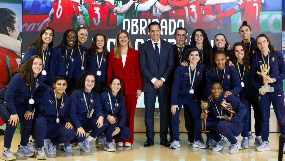 Seleção feminina recebida na Cidade do Futebol