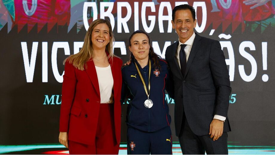 Seleção feminina recebida na Cidade do Futebol