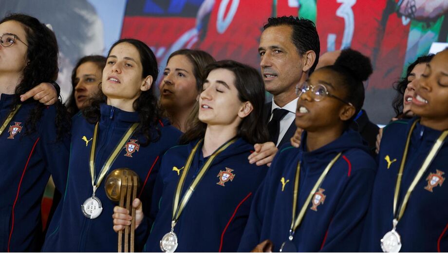 Seleção feminina recebida na Cidade do Futebol