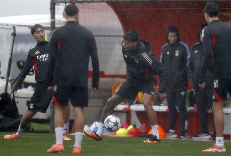 Treino do Benfica à chuva
