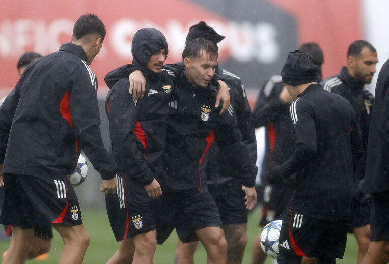 Treino do Benfica à chuva