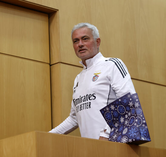 José Mourinho com um saco-presente na sala de imprensa do Benfica Campus