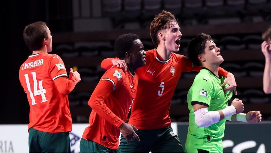 Martim Castela (número 5) sagrou-se campeão da europa sub-19 por Portugal