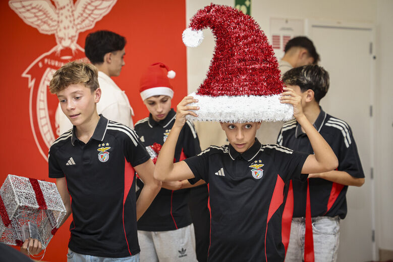 Espírito natalício chegou ao Benfica Campus: jogadores da equipa principal ajudam a montar Árvore de Natal