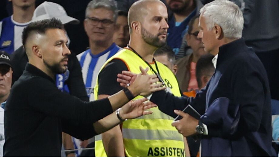 Francesco Farioli e José Mourinho cumprimentam-se antes do início do FC Porto-Benfica no Estádio do Dragão