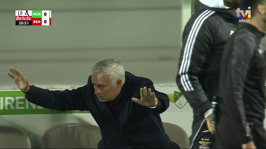 O lance em que o Benfica pediu penálti de Dinis Pinto